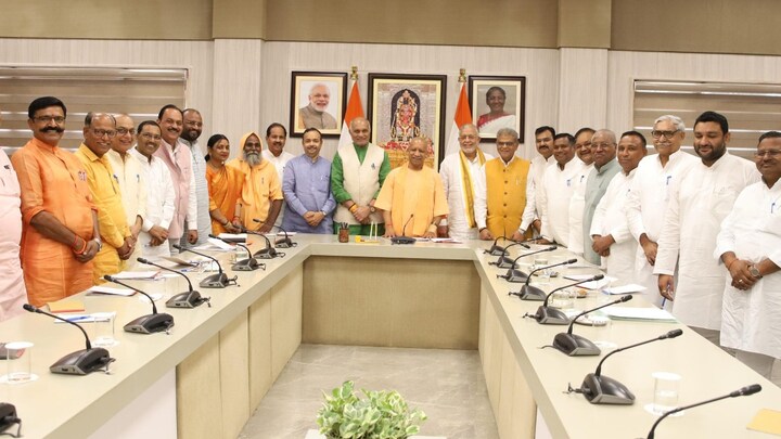 लोकसभा चुनाव के नतीजों के बाद विधायक-सांसदों से लगातार मिल रहे सीएम योगी, अफसरों पर कार्रवाई की लटकी तलवार! सीएम योगी