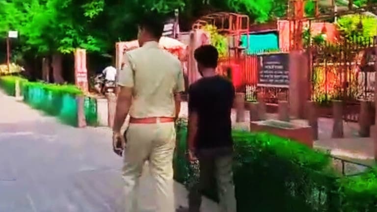 ताजमहल में हथकड़ी लगाए पुलिसवालों के साथ क्यों पहुंचा कैदी? वजह जान चौंक जाएंगे Agra News