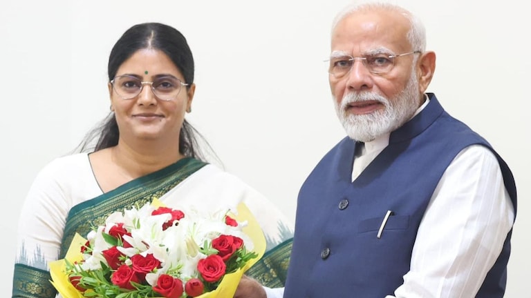 योगी सरकार पर हमलावर दिख रहीं अनुप्रिया पटेल ने की PM मोदी से मुलाकात, जानें क्या हैं मायने? Picture: Anupriya Patel & PM Modi