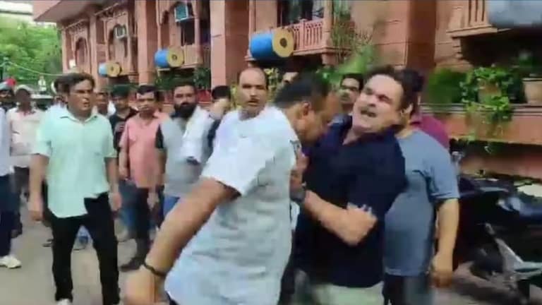वाराणसी ADM ने होटल मालिक को मारा हेड शॉट तो अखिलेश बोले- सरकार कौन सा मेडल देगी? जानें मामला Varanasi