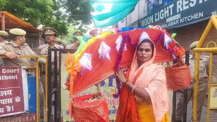 ताजमहल पर कांवड़ का जल चढ़ाने को अड़ी महिला, बोली- भोले बाबा सपने में आए और... Agra News