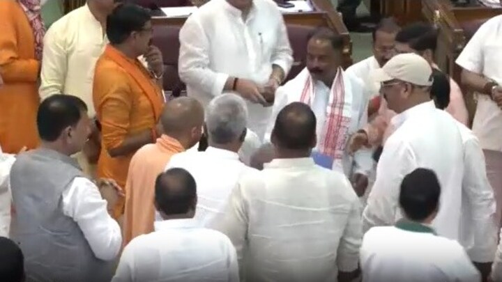 विधायक दल की बैठक के बाद CM योगी के पैर छूते दिखे MLA, केशव और ब्रजेश पाठक क्या कर रहे थे? UP Vidhan Sabha Satra News