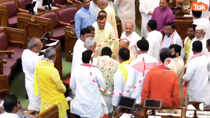 राजा भैया ने जब यूपी विधानसभा में छू लिए पैर तो CM योगी आदित्यनाथ का ऐसा था रिएक्शन CM Yogi & Raja Bhaiya News