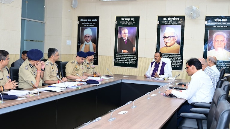 भाजपा में मची उठापटक के बीच पुलिस के साथ बैठक क्यों लेने लगे केशव मौर्य? वजह जान चौंक जाएंगे Photo: Keshav Prasad Maurya