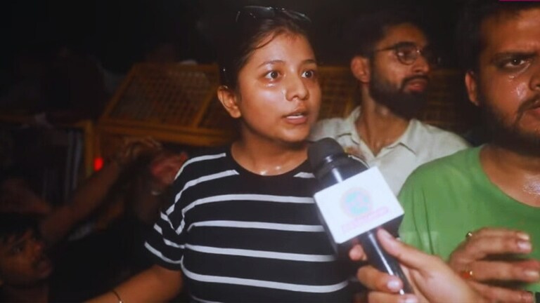 लाइब्रेरी वालों ने रेट बढ़ाए, 20 हजार रूम के देते हैं... धरना दे रही आस्था ने IPS को पढ़ाया पाठ UP Tak