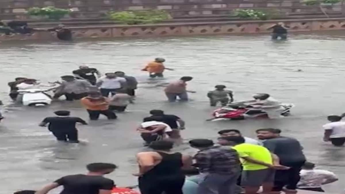 लखनऊ के लंपटों को देखिए, लड़कियों-राह चलतों पर बारिश का पानी डाल उड़ा रहे तहजीब की धज्जियां Lucknow News