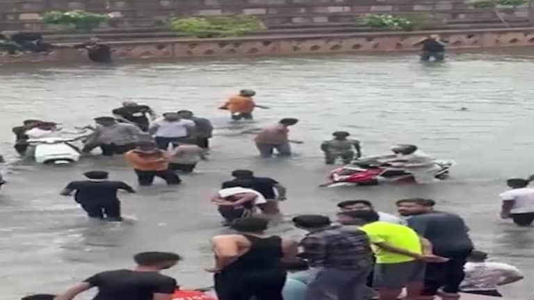 लखनऊ के लंपटों को देखिए, लड़कियों-राह चलतों पर बारिश का पानी डाल उड़ा रहे तहजीब की धज्जियां Lucknow News