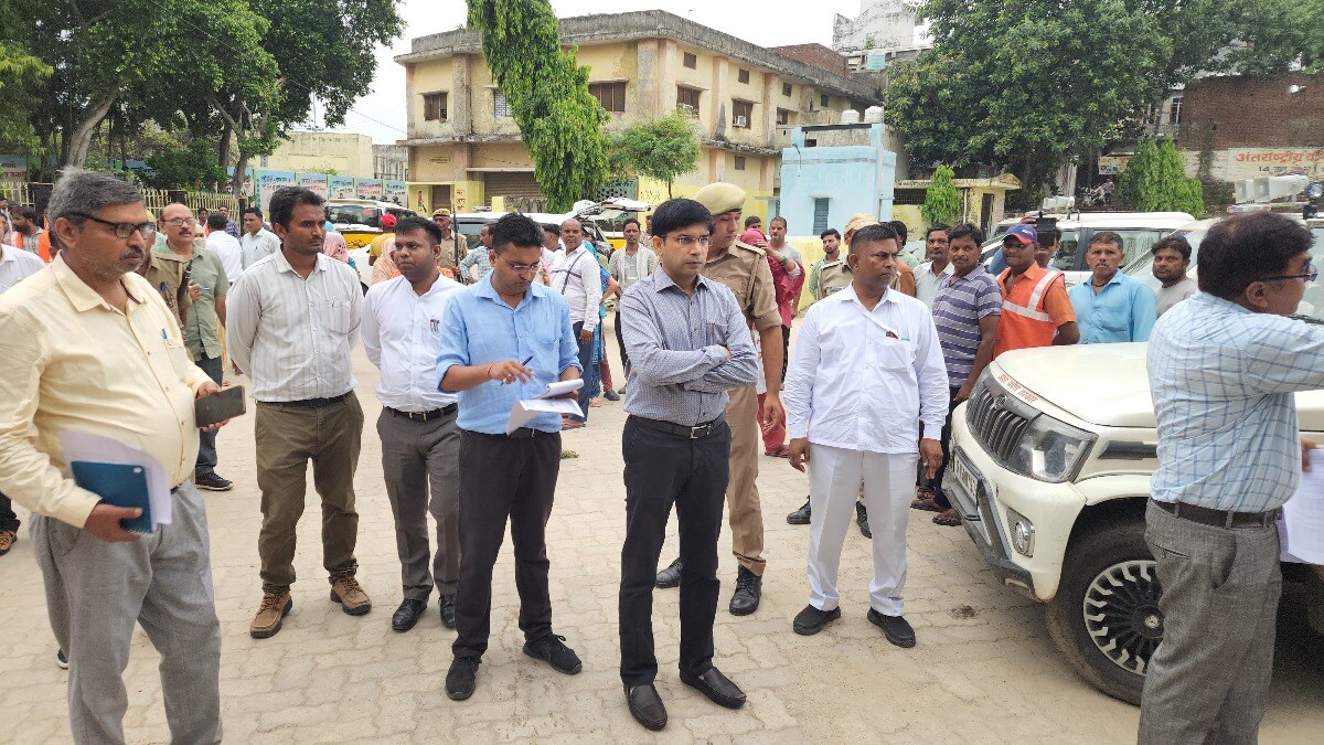संभल DM ने नगर पालिका में मारा छापा तो सामने आया बड़ा घोटाला, सरकारी पैसा यूं किया जा रहा था गबन Sambhal News