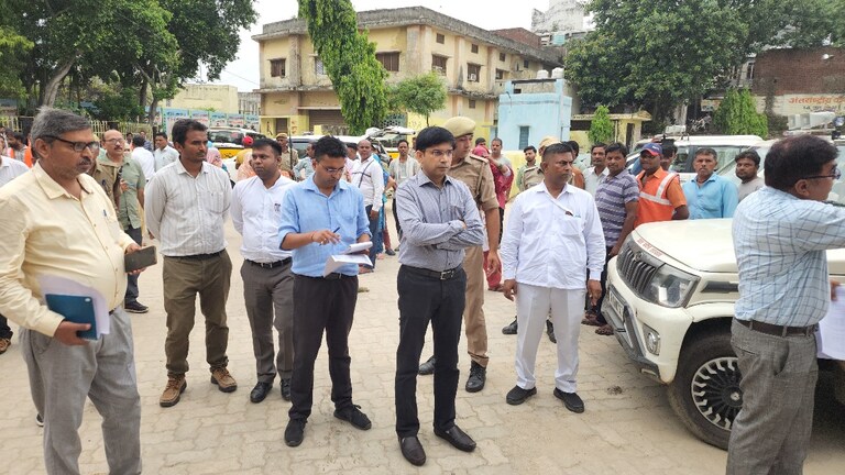 संभल DM ने नगर पालिका में मारा छापा तो सामने आया बड़ा घोटाला, सरकारी पैसा यूं किया जा रहा था गबन Sambhal News