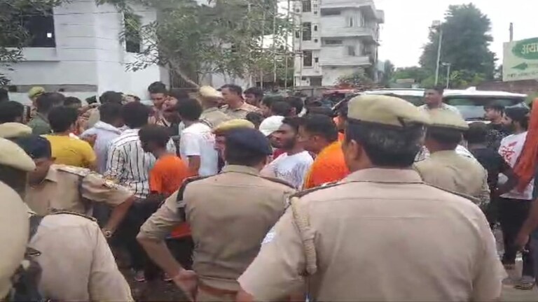 मदरसे की तरफ से जा रहे कांवड़ियों पर थूकने का आरोप, हापुड़ में हंगामे के बीच अब तक ये पता चला Hapur