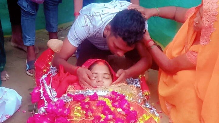 बीमार पत्नी के लिए मांगी SHO से छुट्टी पर मिली नहीं, वाइफ की हुई मौत! बेहाल है अब ये पुलिसवाला Ballia