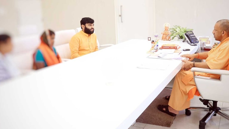 अयोध्या गैंग रेप केस में बड़ा ऐक्शन, SHO और चौकी इंचार्ज सस्पेंड, आरोपी मोईद के साथ अब ये होगा Ayodhya gang rape victim's mother meet CM Yogi