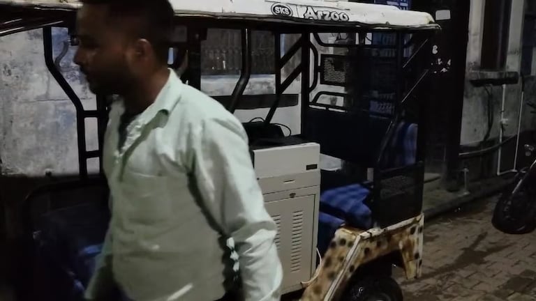 मंदिर दान पेटी से ₹1.9 करोड़ लेकर फरार हुआ ठेकेदार, मथुरा पुलिस घर पहुंची तो बोरे मे मिले 71 लाख Mathura