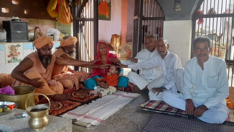 बागपत : मन्नत पूरी हुई तो मां-बाप ने अपने बेटे को ही मंदिर में दे दिया दान, अब होगा गद्दी का वारिस Bagpat News