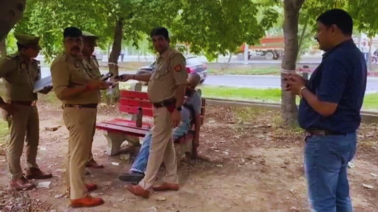 ग्रेटर नोएडा वेस्ट की पॉश सोसाइटी के ग्रीन एरिया में गृह मंत्रालय के रिटायर्ड अफसर को मार डाला! UP Tak