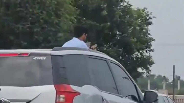 हाथ में पिस्टल और चलती गाड़ी से स्टंटबाजी...नोएडा में एक्सप्रेसवे पर युवक ने किया ऐसा कारनामा कि पड़ गए लेने के देने Noida News