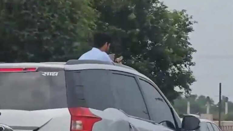 हाथ में पिस्टल और चलती गाड़ी से स्टंटबाजी...नोएडा में एक्सप्रेसवे पर युवक ने किया ऐसा कारनामा कि पड़ गए लेने के देने Noida News