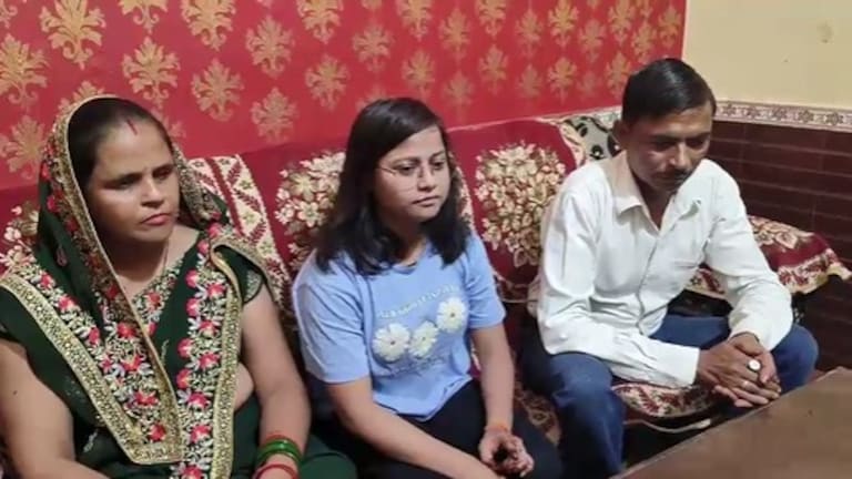 बांग्लादेश से MBBS कर रही मुरादाबाद की आंचल सैनी वापस आई, सुनाई वहां की पूरी कहानी Moradabad Anchal Saini