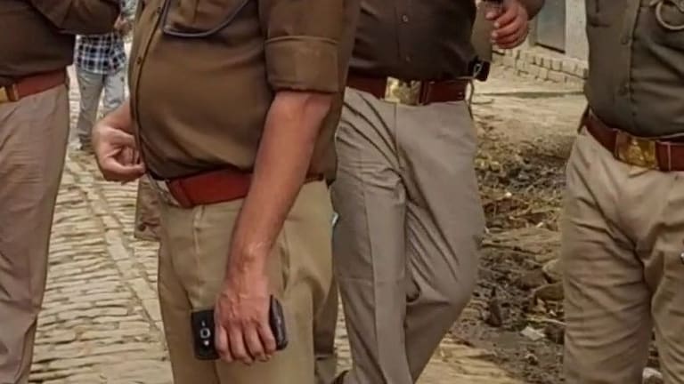 सब इंस्पेक्टर ने आधी रात कैब ड्राइवर को लूटा! उसमें बैठी थी महिला भी, कमिश्नर ने लिया ये ऐक्शन Noida