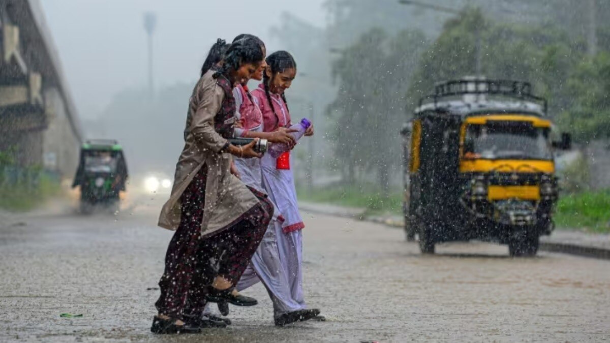 UP Weather: नोएडा, गाजियाबाद, लखनऊ, वाराणसी…कई जिलों में बारिश, IMD ने दिया लेटेस्ट वेदर अपडेट UP Weather Updates