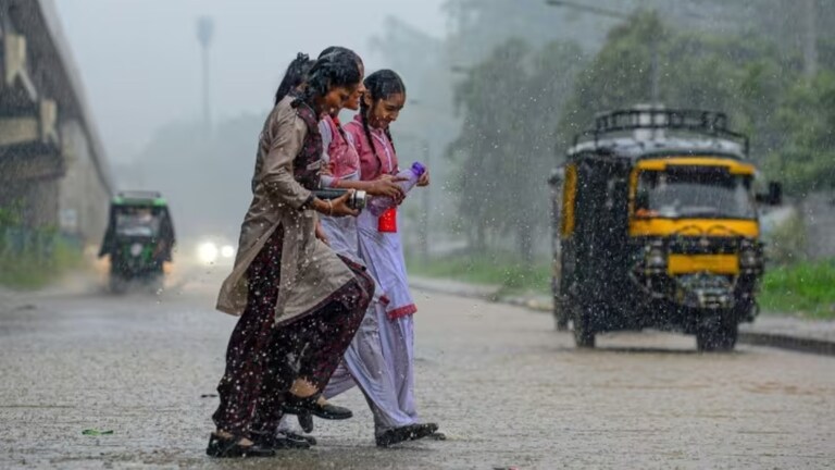 UP Weather: नोएडा, गाजियाबाद, लखनऊ, वाराणसी…कई जिलों में बारिश, IMD ने दिया लेटेस्ट वेदर अपडेट UP Weather Updates