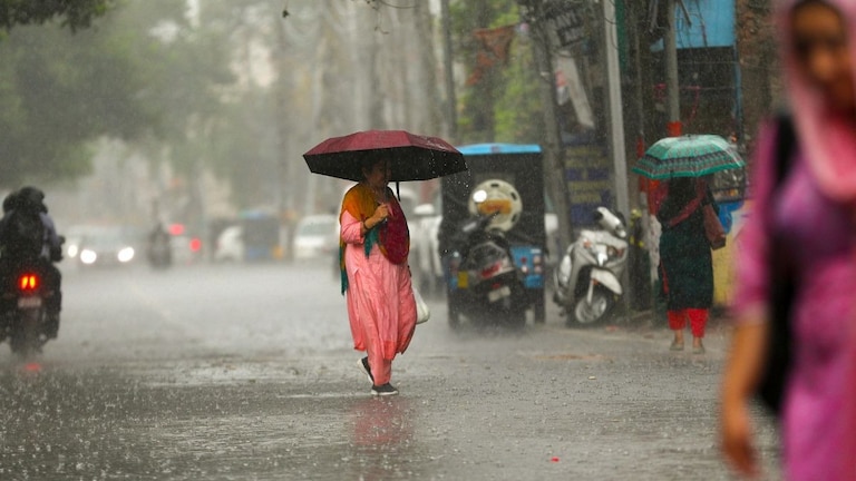 UP Weather Update: इन जिलों में फिर बारिश का अलर्ट, 15 अगस्त तक IMD ने बता दिया मौसम का हाल UP Weather Updates