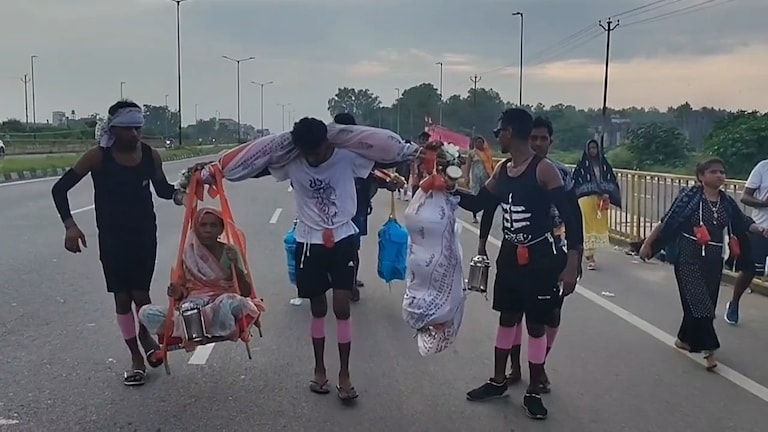 दादी को कंधों पर बैठाकर कांवड़ लेकर चला पोता, दूसरी तरफ रखा है वृद्धा के वजन का गंगाजल Moradabad News