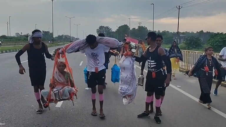 दादी को कंधों पर बैठाकर कांवड़ लेकर चला पोता, दूसरी तरफ रखा है वृद्धा के वजन का गंगाजल Moradabad News