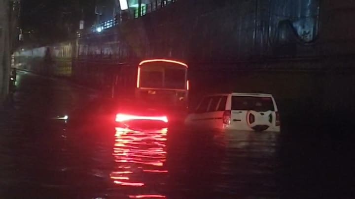 इटावा: अंडरपास में भर रहा था पानी और बीच में फंस गई बस-लग्जरी कार, दहशत में आए यात्री और फिर… Etawah