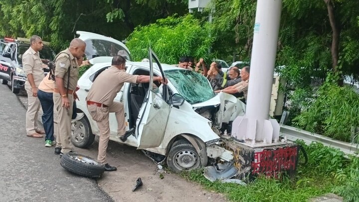 नोएडा में दिखा तेज रफ्तार का कहर, एक्सप्रेसवे पर पोल से टकराई कार, तीन छात्रों की मौत Noida Road Accident