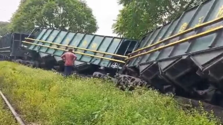 सोनभद्र में मालगाड़ी हुई डिरेल, उठे सवाल तो रेलवे ने कहा- इंजन, पटरी और डिब्बा कुछ भी हमारा नहीं  train accident coal good carrying