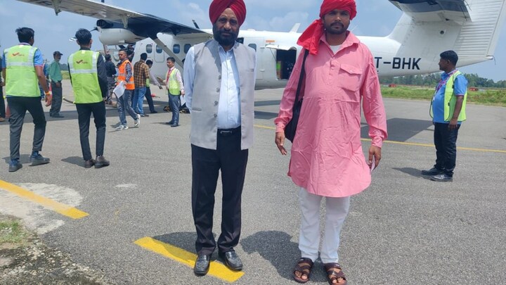 हवाई चप्पल पहन मजदूर सुंदर ने किया एयरप्लेन में सफर, मंत्री बलदेव सिंह ने साकर किया सपना UP Tak