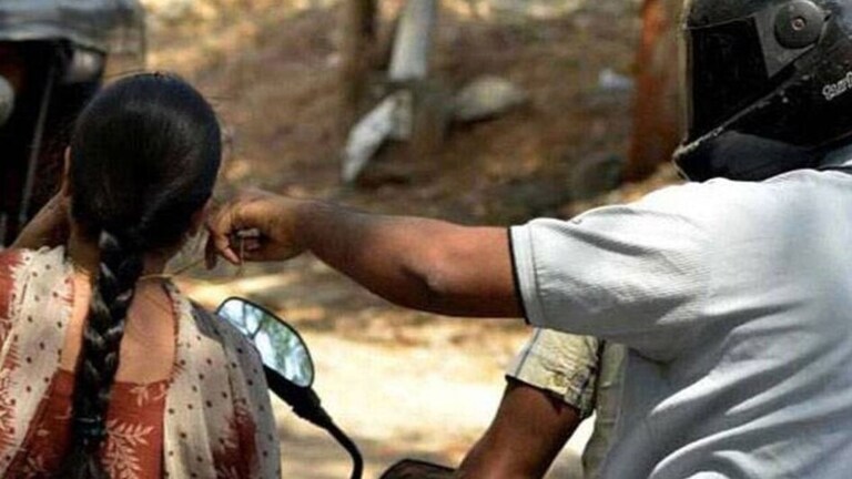 माता जी गली पार करवा दूं….फिर शख्स ने ATS में तैनात पुलिसकर्मी की मां के साथ ही किया बड़ा कांड Lucknow