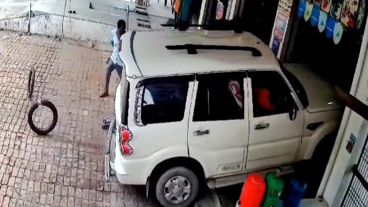 ब्रेक की जगह दब गया एक्सीलेरेटर और टायर की दुकान में घुस गई स्कॉर्पियो, जानें आगे क्या हुआ? Mau News