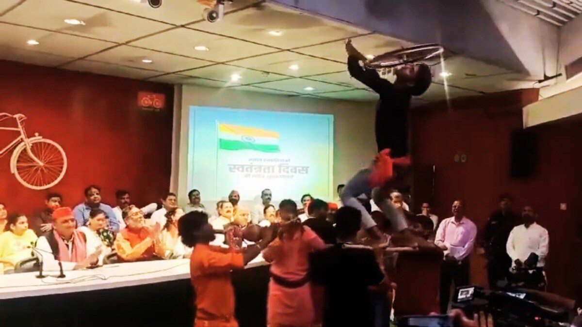 अखिलेश के सामने बीन बजाते, सिर पर रिम रखकर डांस करते ये देसी कलाकार कौन हैं, माजरा क्या है? Akhilesh Yadav News