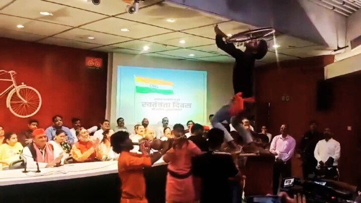 अखिलेश के सामने बीन बजाते, सिर पर रिम रखकर डांस करते ये देसी कलाकार कौन हैं, माजरा क्या है? Akhilesh Yadav News