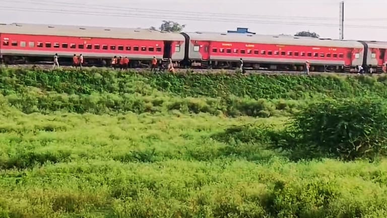 Kanpur Train Accident Videos: कानपुर रेल हादसे का वीडियो देखिए, कैसे तिरछी हो गई ट्रेन UP Tak