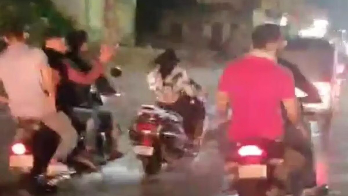 आगरा : स्कूटी से जा रही युवती का अचानक पीछा करने लगे दंबग, पास पहुंचते ही की गंदी हरकत, वीडियो वायरल Agra News