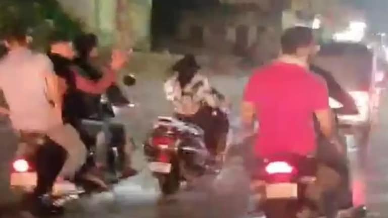 आगरा : स्कूटी से जा रही युवती का अचानक पीछा करने लगे दंबग, पास पहुंचते ही की गंदी हरकत, वीडियो वायरल Agra News