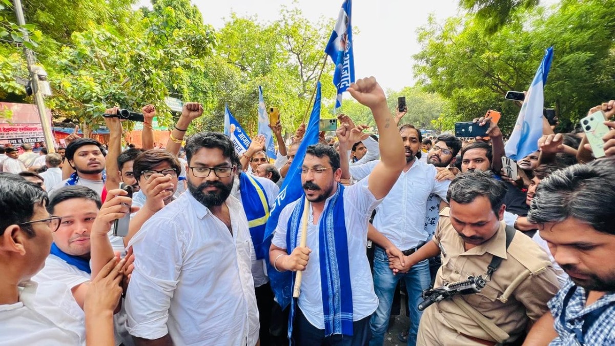 Bharat Bandh : जिन्दा नजर आना जरूरी है...भारत बंद में अंबेडकर की तस्वीर लेकर सड़क पर बैठे चंद्रशेखर Bhim Army Chief Chandrashekhar