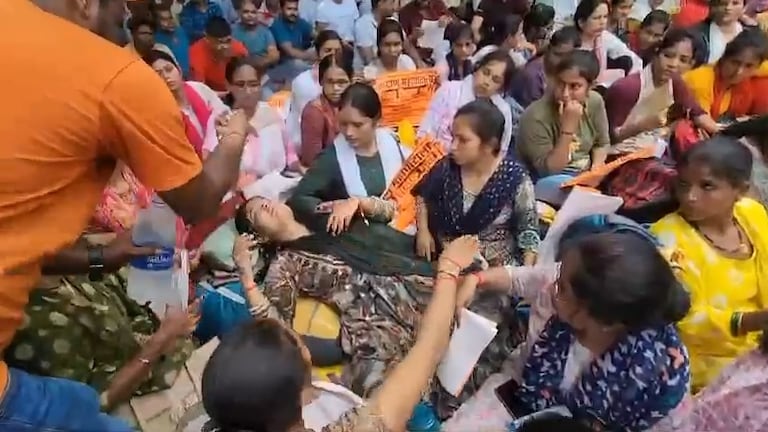 69000 शिक्षक भर्ती: प्रदर्शन कर रही महिला अभ्यर्थी की बिगड़ी तबीयत, जानें फिर क्या हुआ? UP 69000 Teacher Recruitment News