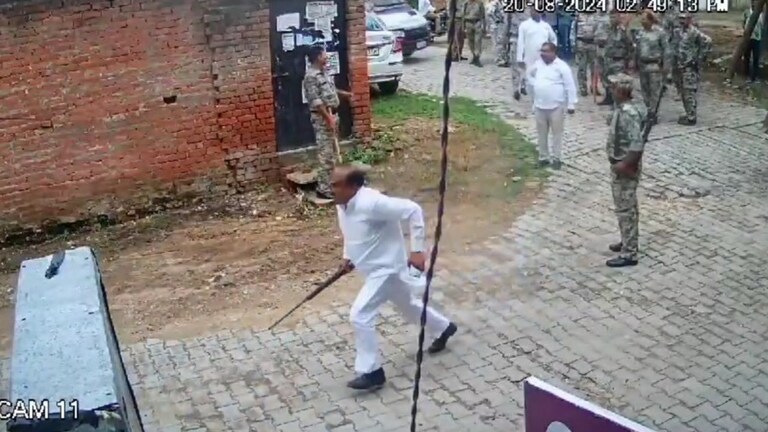 प्रयागराज : सपा नेता ने नगर निगम की टीम को राइफल लेकर दौड़ाया! वीडियो वायरल होने के बाद दी ये सफाई Prayagraj News