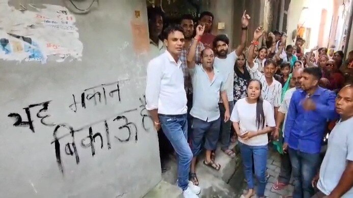 400 की भीड़ ने किया हमला! लोगों ने लिखा 'ये मकान बिकाऊ है', जानें बिजनौर में ये क्या हो रहा? Bijnor News