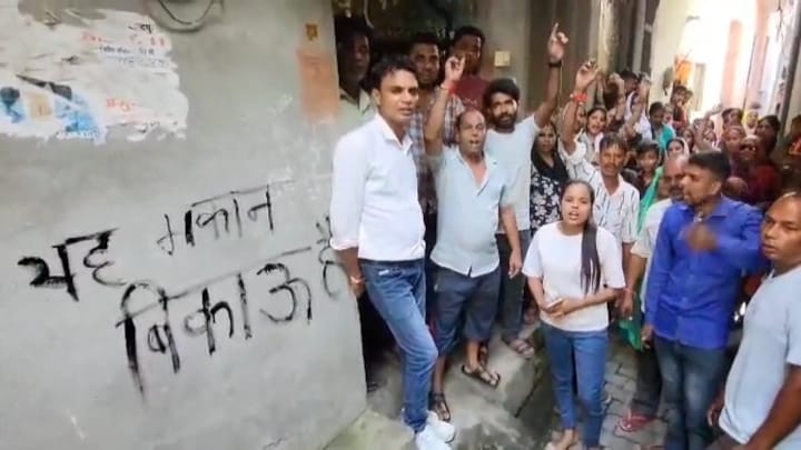 400 की भीड़ ने किया हमला! लोगों ने लिखा 'ये मकान बिकाऊ है', जानें बिजनौर में ये क्या हो रहा? Bijnor News