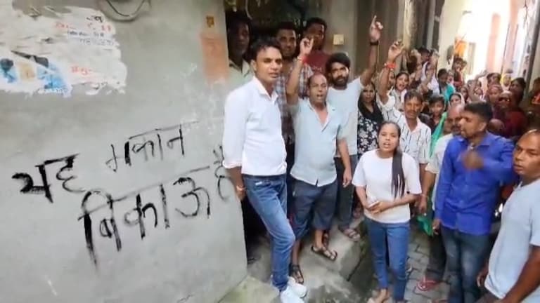 400 की भीड़ ने किया हमला! लोगों ने लिखा 'ये मकान बिकाऊ है', जानें बिजनौर में ये क्या हो रहा? Bijnor News