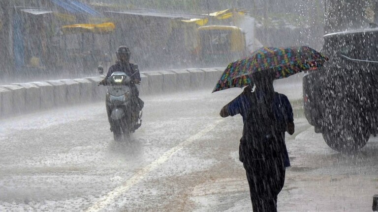 UP Weather: IMD ने इन जिलों में जारी किया बारिश का अलर्ट, 27 अगस्त तक ये रहने वाला है वेदर का हाल UP Weather Updates