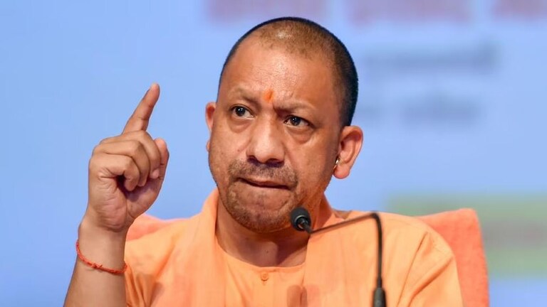 सर्वे: लोकप्रियता के इस पैमाने पर दूसरे मुख्यमंत्रियों से पीछे हैं योगी, देखिए कैसे CM Yogi Adityanath