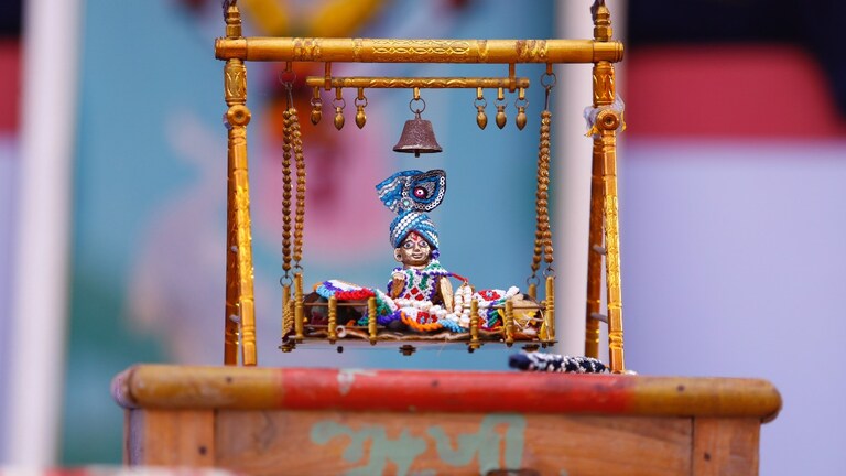 Krishna Janmashtami 2024: जन्माष्टमी पर ये उपाय बदल देंगे आपकी जिंदगी, जीवन में आएगी खुशहाली! Krishna Janmashtami 2024