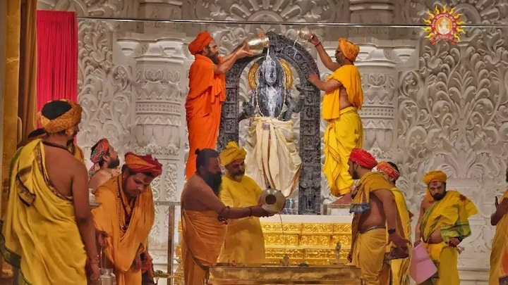 राम मंदिर के पुजारियों को मिला बड़ा तोहफा, 10 फीसदी बढ़ी सैलरी, अब इतना मिलेगा वेतन राम मंदिर के पुजारी