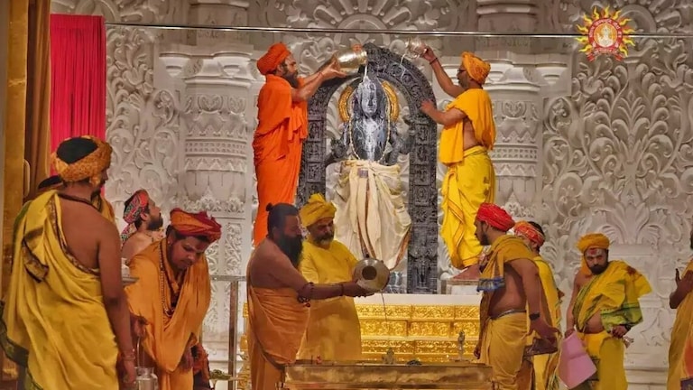 राम मंदिर के पुजारियों को मिला बड़ा तोहफा, 10 फीसदी बढ़ी सैलरी, अब इतना मिलेगा वेतन राम मंदिर के पुजारी
